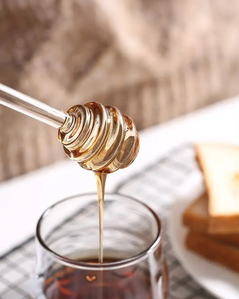 Image of premium, glass Honey dipper from Honey Wholesale, a Western Australian online honey shop in Perth, offering worldwide shipping
